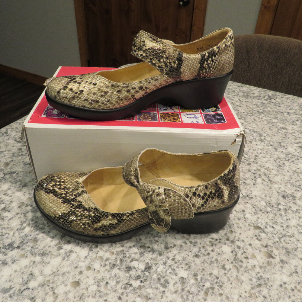 Alegria "Gold Span Snake" Ella Shoes Size 42